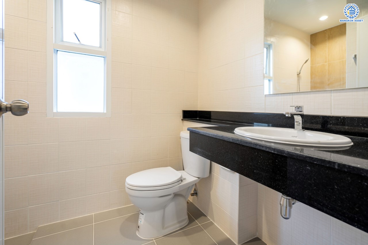 บ้านมือสองตกแต่งใหม่ ม.สิริกานต์3 บางใหญ่-กาญจนาฯ หลังมุม เนื้อที่ 56.8 ตร.ว. ฟังก์ชัน 3 นอน 3 น้ำ จอดรถได้ 2 คัน พื้นที่ใช้สอยกว้างขวาง พร้อมเดินทางสะดวกสบาย ใกล้รถไฟฟ้า "สถานีคลองบางไผ่" และจุดขึ้นทางด่วน "ศรีรัช"